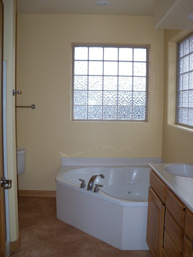 Building Photo - 6 BED | 3 BATH | TRIPLE GARAGE | RED ROCK ESTATES