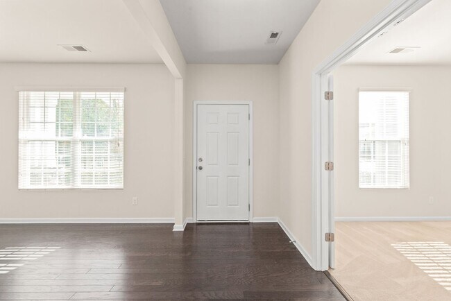 Building Photo - 3 Bedroom Home in Belmont!