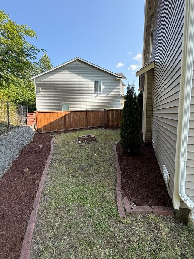 Building Photo - 5 bedroom spanaway home!