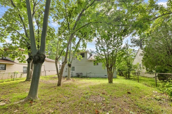 Building Photo - Spacious beautiful 4-bedroom 2.5 bath home