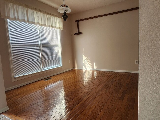 Building Photo - 3 spacious bedroom Condo in Lewis Center/P...