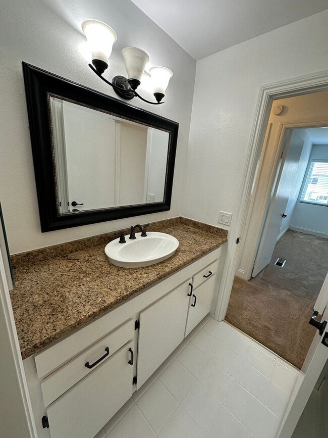 Building Photo - 3 Bed 1.5 Bath Townhome In Walnut Creek W/...