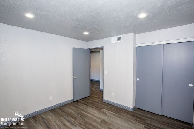 Building Photo - Charming 2Bdm 2Ba Condo in the Meadows Com...