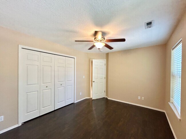 Building Photo - Spacious 4 Bed, 2.5 Bath House
