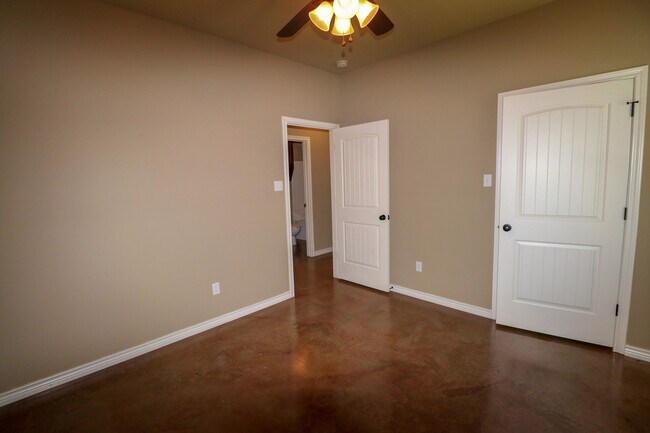 Building Photo - 3125 Silver Saddle Dr