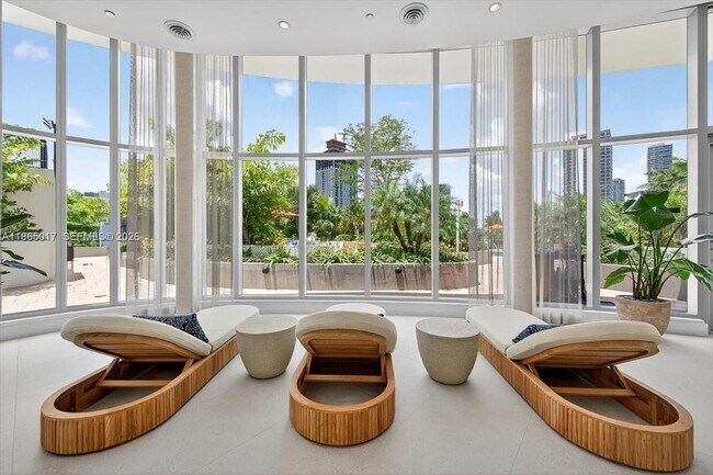 Building Photo - 700 NE 24th St