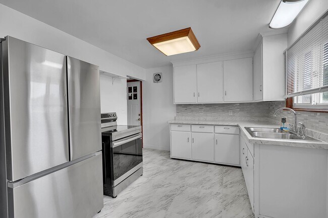 Building Photo - 76 Stearns Ave
