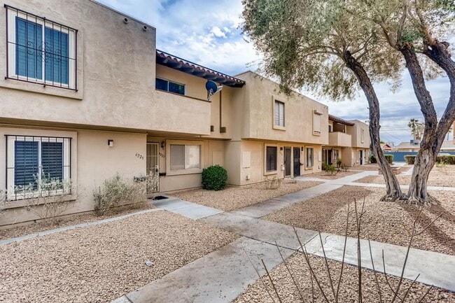 Building Photo - ADORABLE TOWN HOME with BALCONY and a GREAT SIZE PATIO/"BACKYARD"
