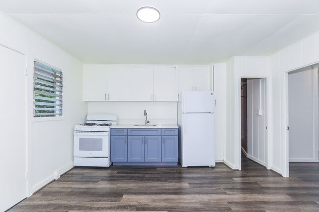 Building Photo - Renovated, upstairs, 2 bedroom 1 bath with...