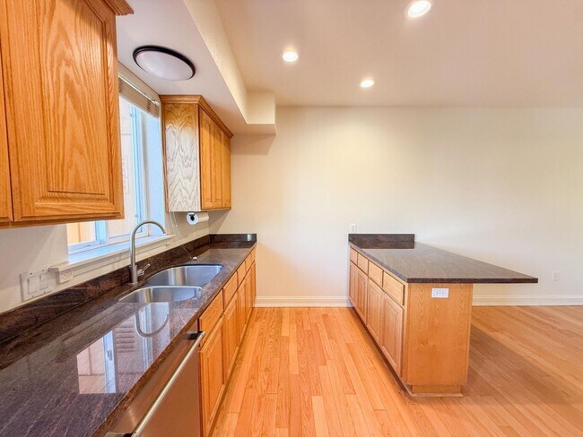 Building Photo - Albany Condo Features 2 Beds and 1.5 baths...