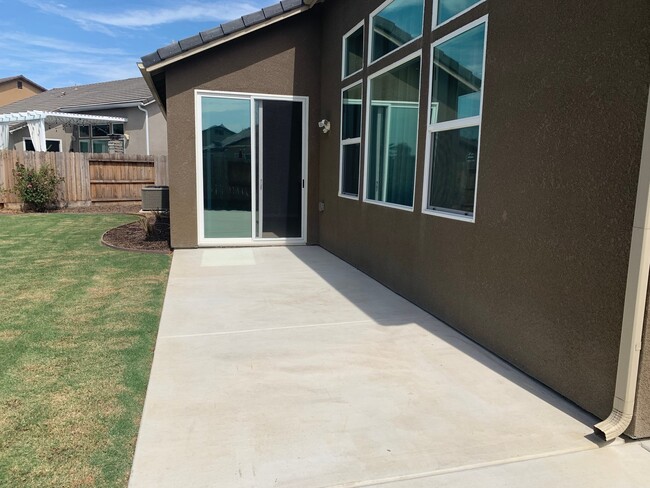 Building Photo - Lemoore home on the golf course! Available...