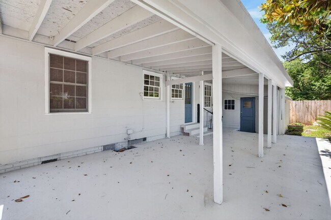 Building Photo - 216 E 57th St