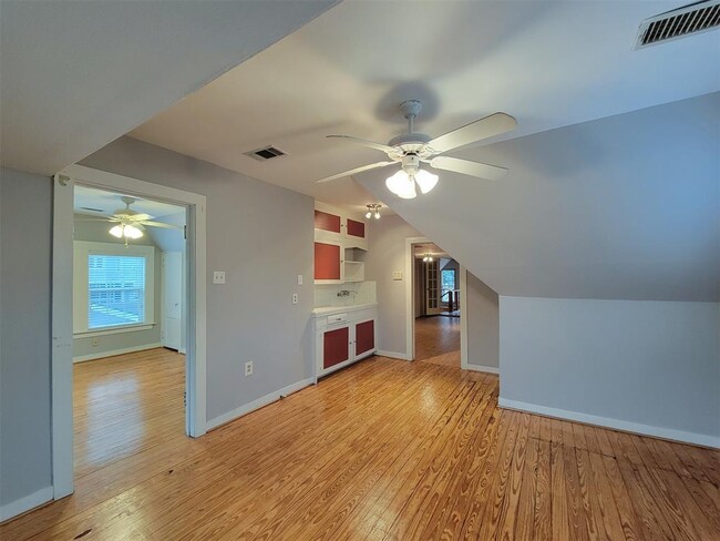 Building Photo - 810 E 28th St