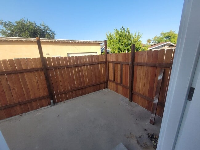 Building Photo - 10138 Arleta Ave