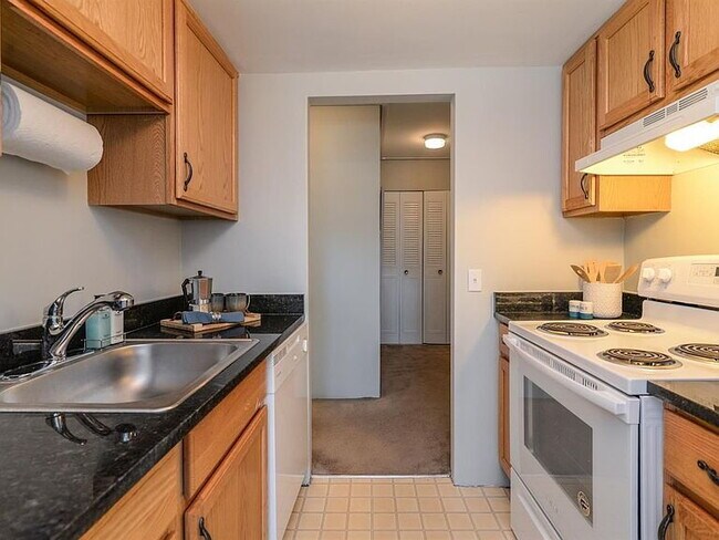 Building Photo - "Chic Urban Living: Cozy 1-Bedroom Condo w...