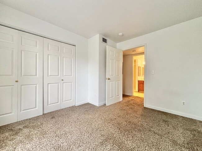 Building Photo - Charming Main floor 2 bed, 2 bath Condo