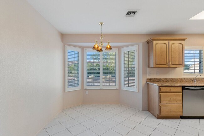 Building Photo - Gorgeous 2 Bed 2 Bath Single Story home in...