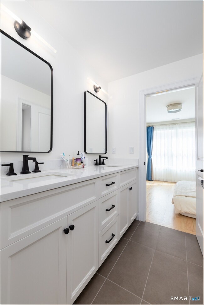 Building Photo - 112 Stallion Dr