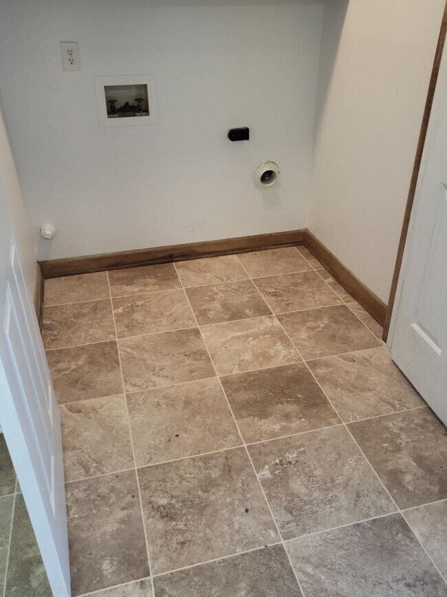 Building Photo - 3000 Jamestown Dr