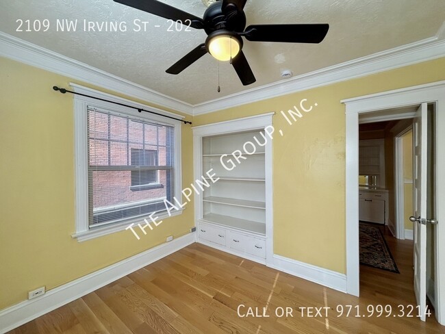 Building Photo - Bright Corner Unit in NW PDX!