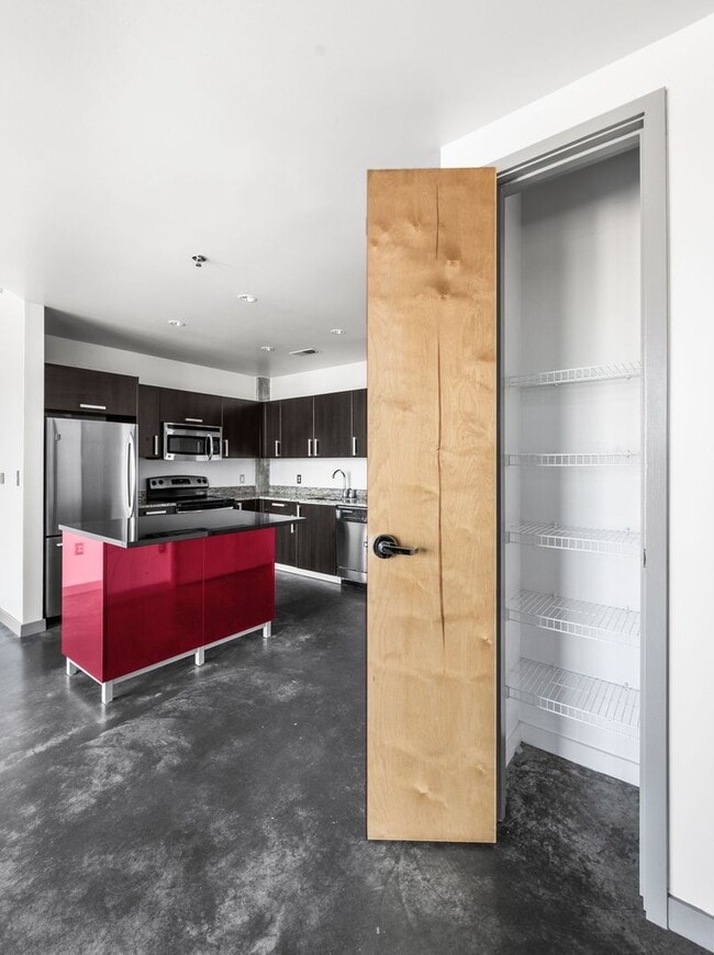 Building Photo - Awesome 1BE/1BA Condo in the Gulch w/2-res...