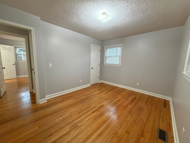 Building Photo - 818 Lynwood Dr