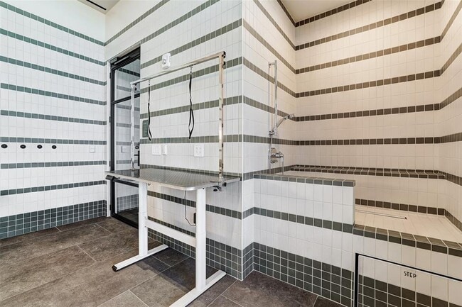 Building Photo - 610 Davis St