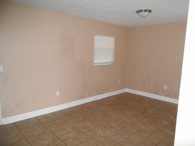 Building Photo - Three bedroom two bath - North Lakeland