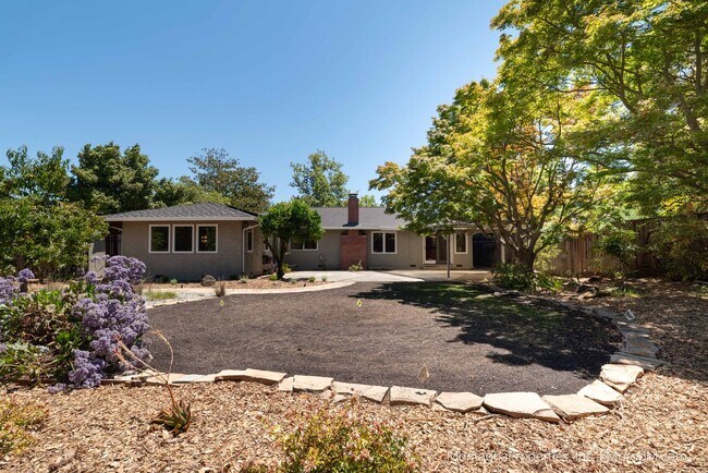 Building Photo - Beautiful, meticulously updated and  maint...