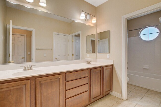 Building Photo - Spacious 5-Bedroom, 2 Story Pool Home in G...