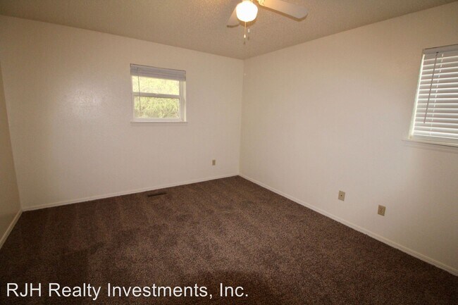 Building Photo - 901-903 Acacia Cir