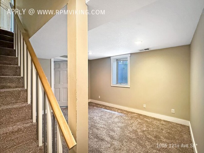 Building Photo - 3 Bed 2 Bath with Dishwasher, Laundry - Fa...