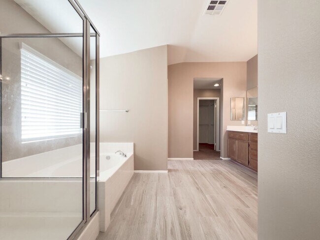 Building Photo - AVAILABLE NOW! 5 Bedroom, Cut-DeSac Home for Rent in a Beautiful, Murrieta Community!