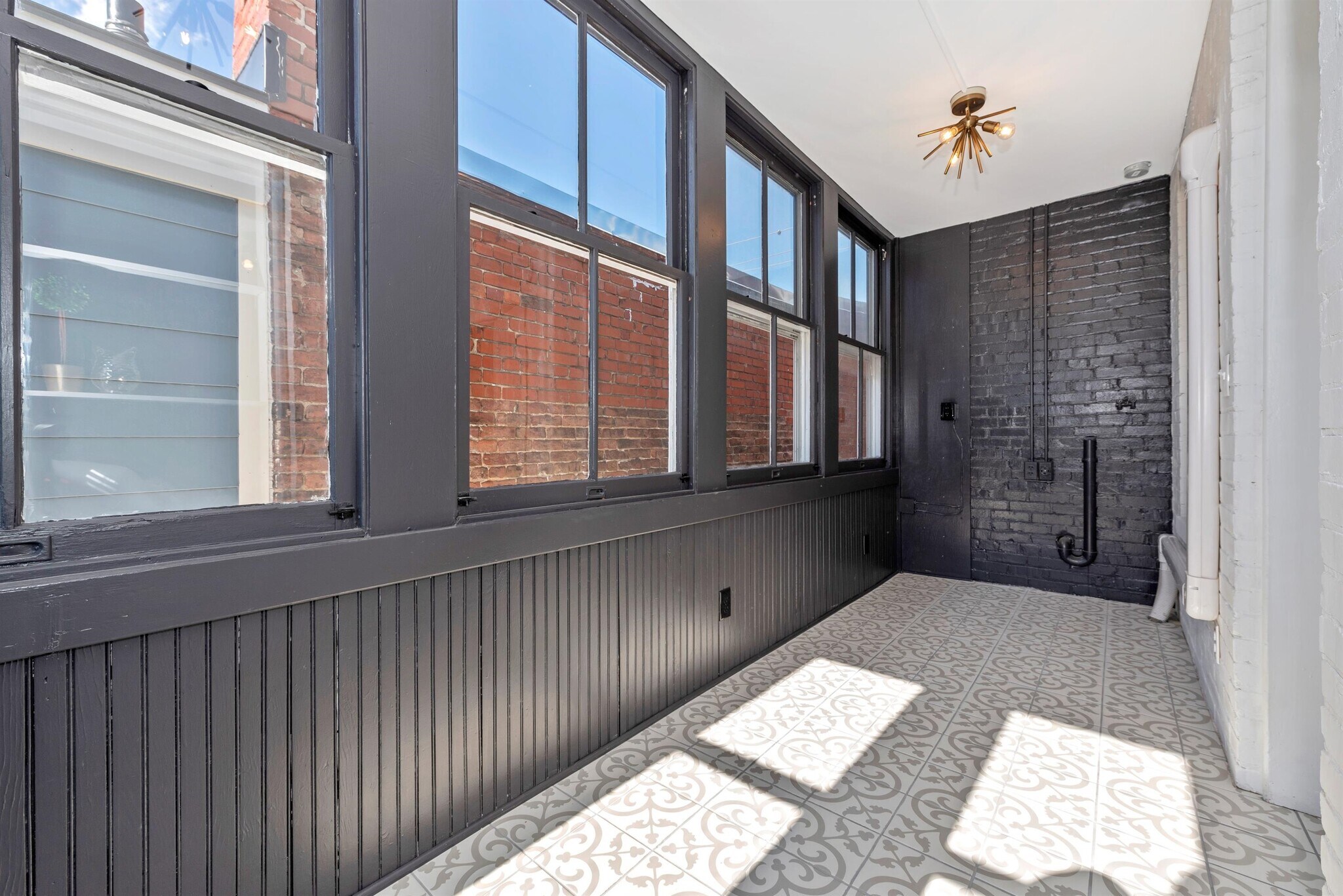 Building Photo - 6 W 4th St