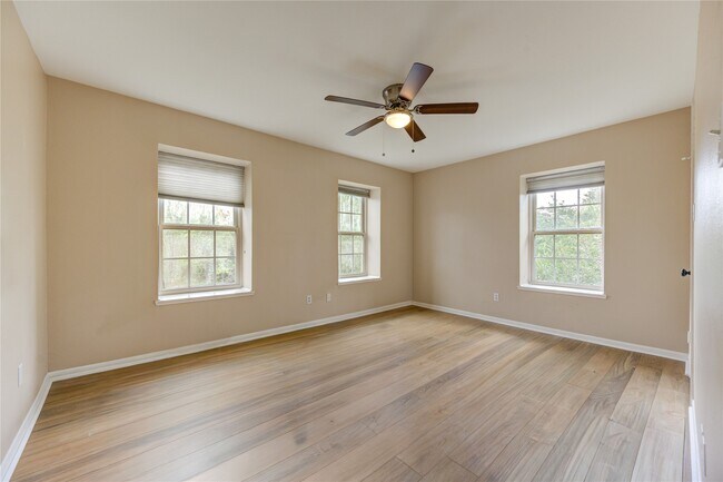 Building Photo - 351 N Post Oak Ln