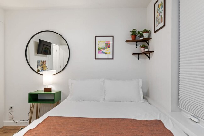 Building Photo - 422 10th Ave E