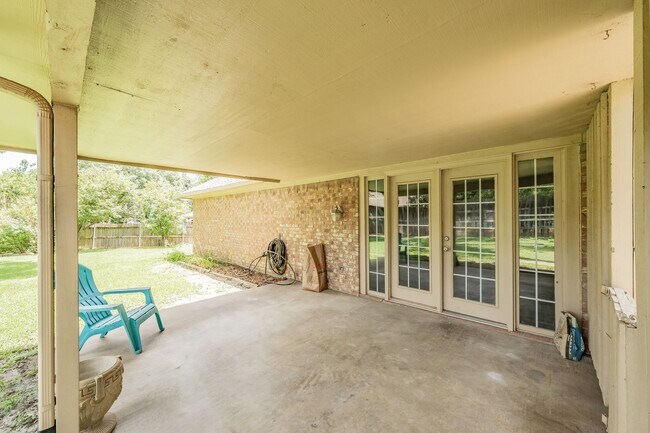 Building Photo - Charming Updated Home on Quiet Cul-de-Sac