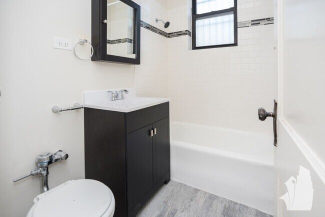 Building Photo - 3340 N Marshfield Ave