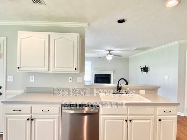 Building Photo - 200 Halles Run