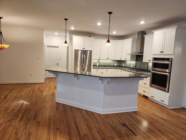 Building Photo - Stunning Luxury Home with 5 Bedrooms and 5...