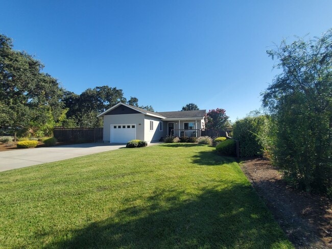 Building Photo - Nature Lover's Newer 1 bedroom single fami...