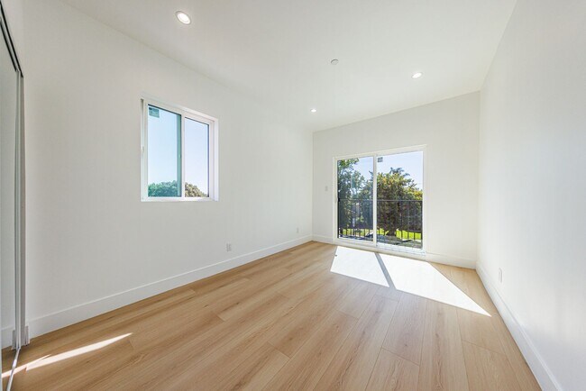Building Photo - 1330 S Longwood Ave