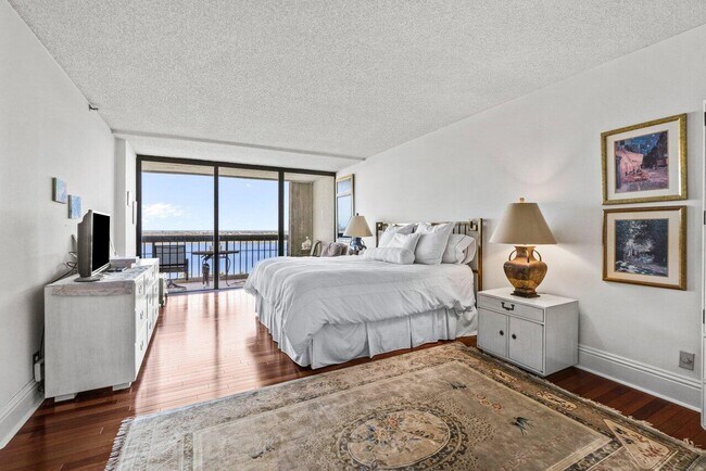 Building Photo - 1900 Consulate Pl