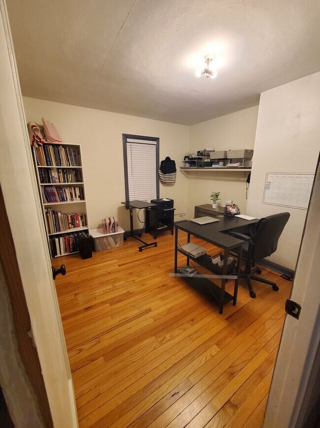 Building Photo - Spacious Ranch