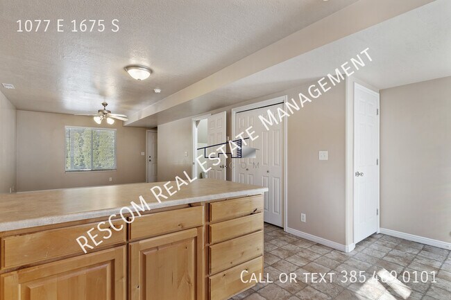 Building Photo - 1077 1675 S