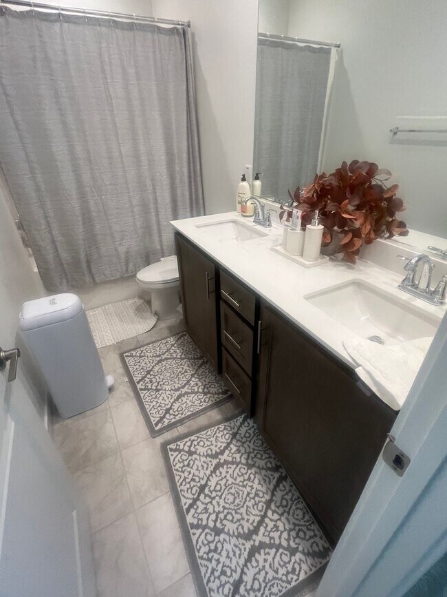 Building Photo - Beautiful Town-Home Bedford Community!