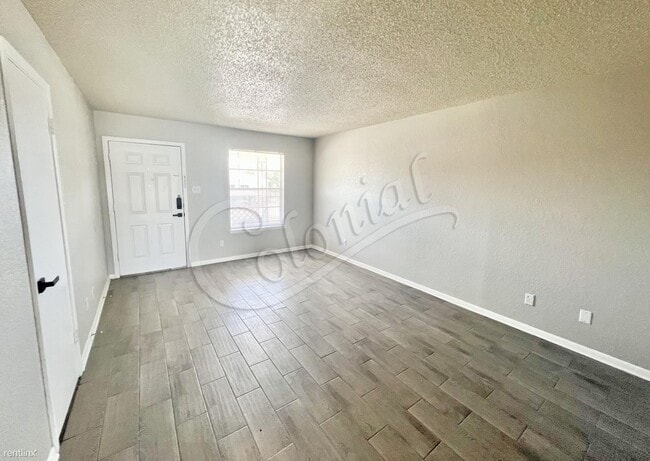 Building Photo - 2 br, 1 bath 4plex - 4805 Rainbow Cir Unit 1