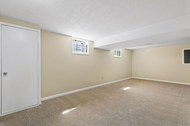 Building Photo - 4611 Thornoak Dr