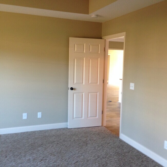 Building Photo - 813 Maple Dr