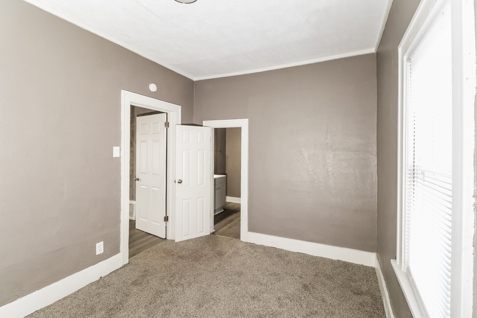 Building Photo - 831 S Walnut St